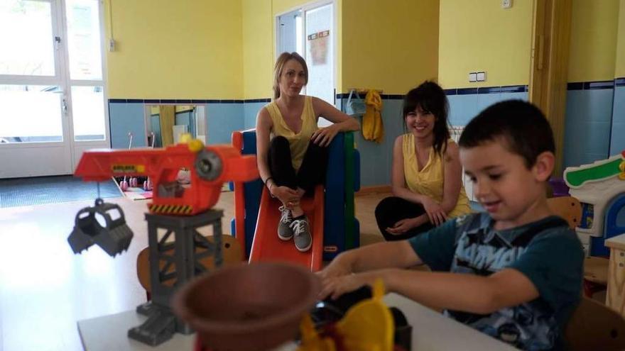 Aída Cañibano y Alba Peláez, en las instalaciones de la guardería.