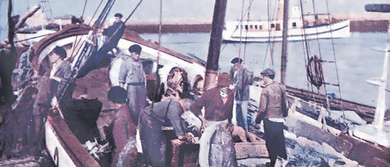 Barco de pesca no porto de Cangas. Xullo 1935.