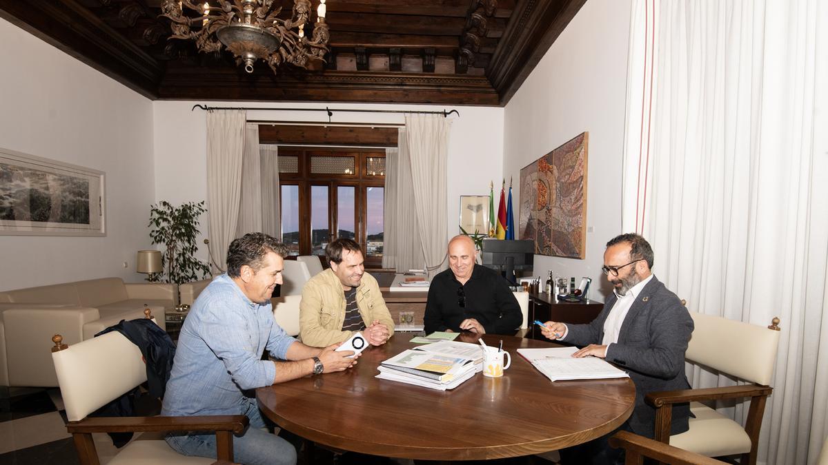 El alcalde de La Pesga, José David Domínguez, en la reunión con Miguel Ángel Morales, presidente de la Diputación de Cáceres