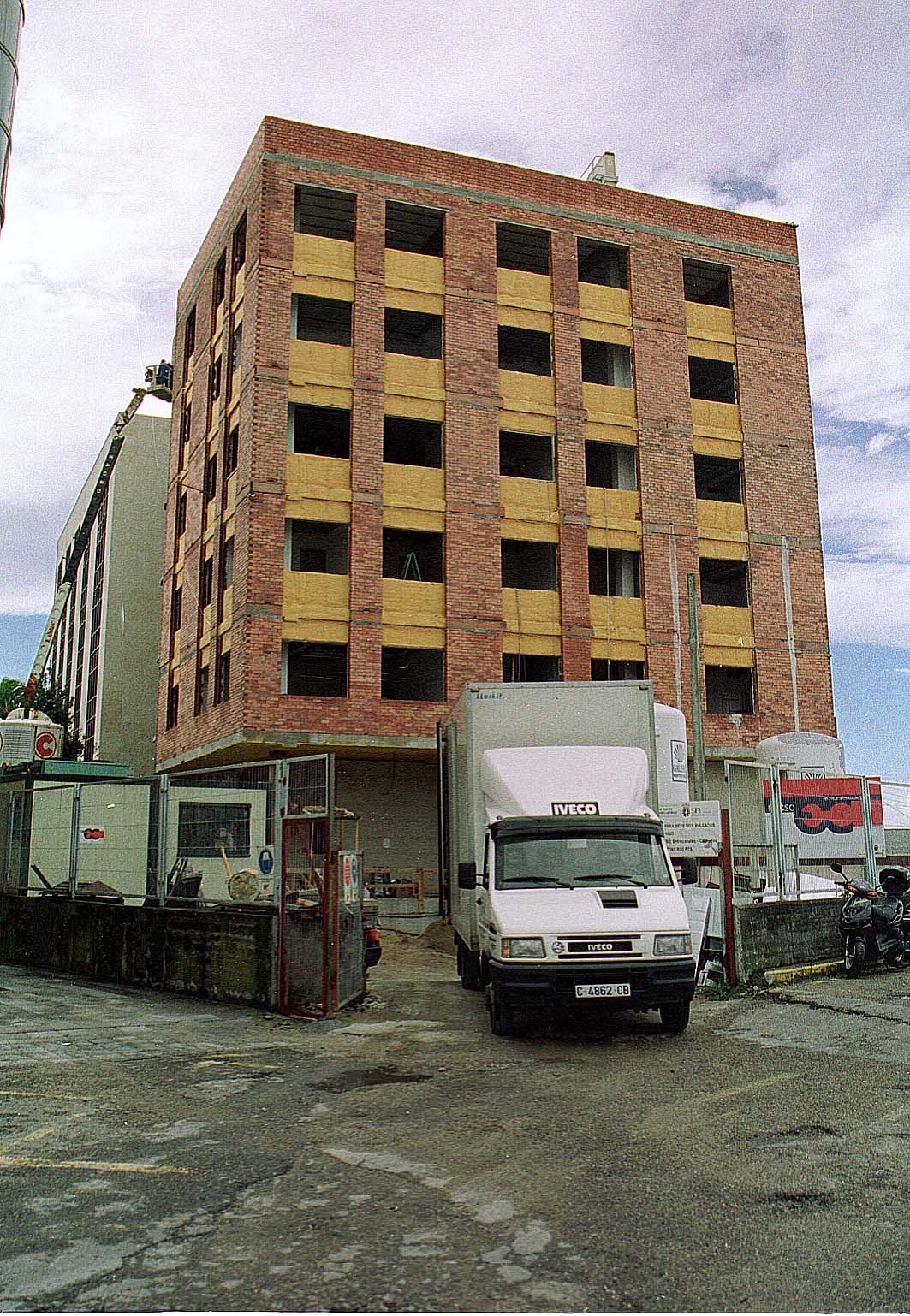 El nuevo edificio de la calle Lalín, cuando aún estaba en obras.