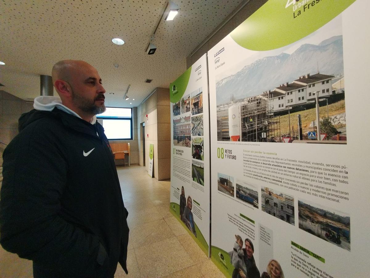 Javier Hernández disfruta de uno de los paneles de la muestra.