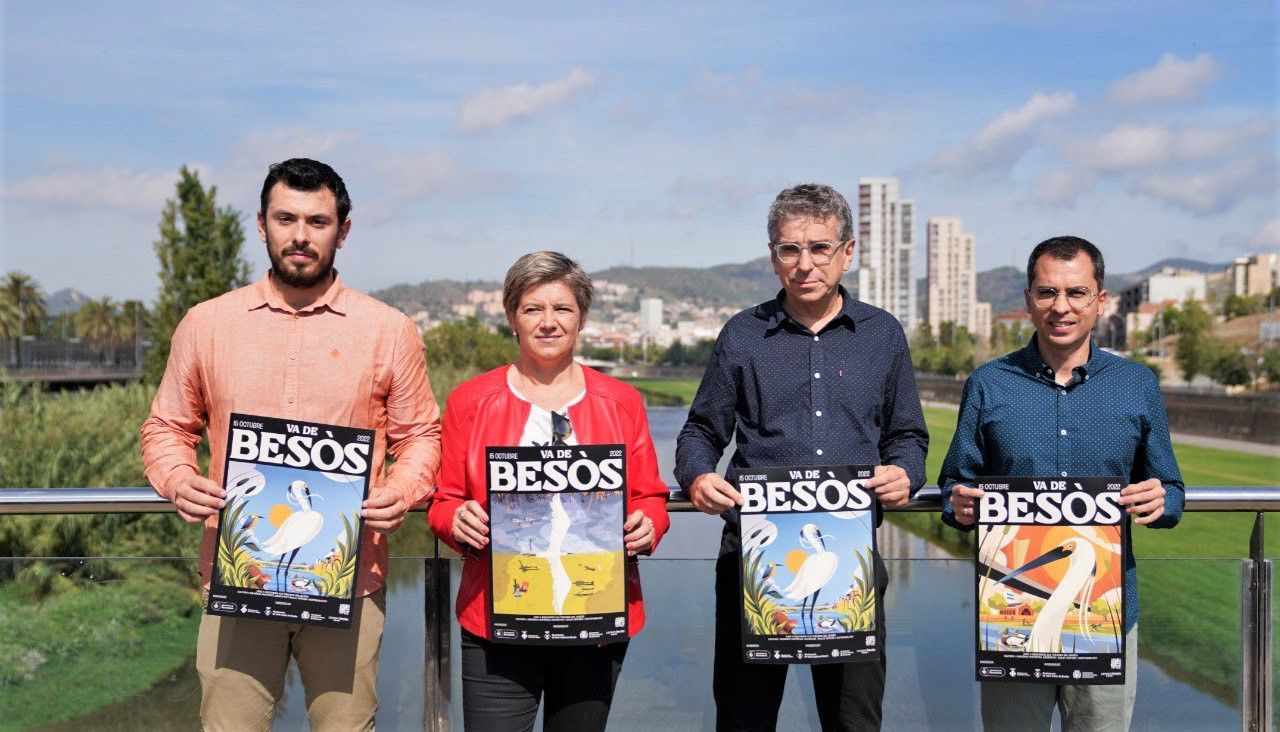 Foto de grupo durante la presentación de la fiesta 'Va de Besòs' en la Passera del Molinet, con el río Besòs de fondo.