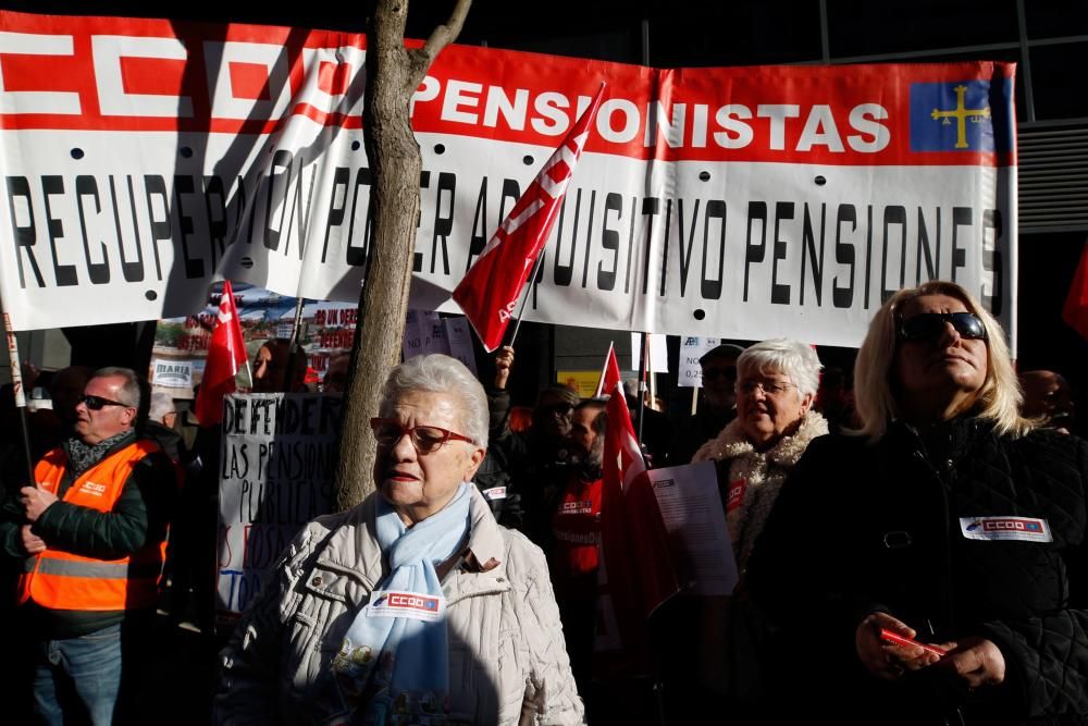 Cientos de personas  reclaman en Asturias una subida de las pensiones