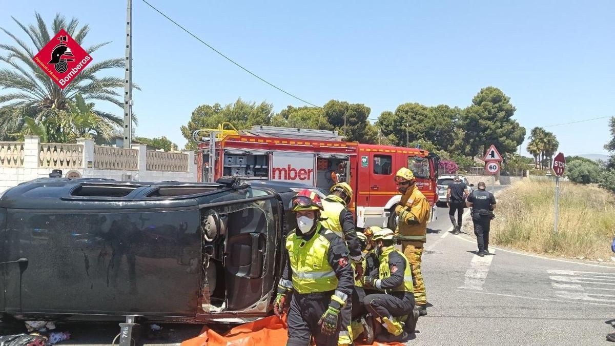Uno de los coches accidentados, volcado en medio de la carretera CV-819 en Mutxamel