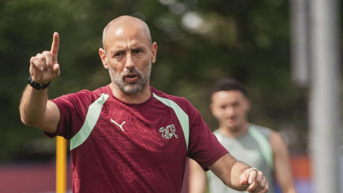 Edu Parra da instrucciones en uno de los entrenamientos de la selección. |