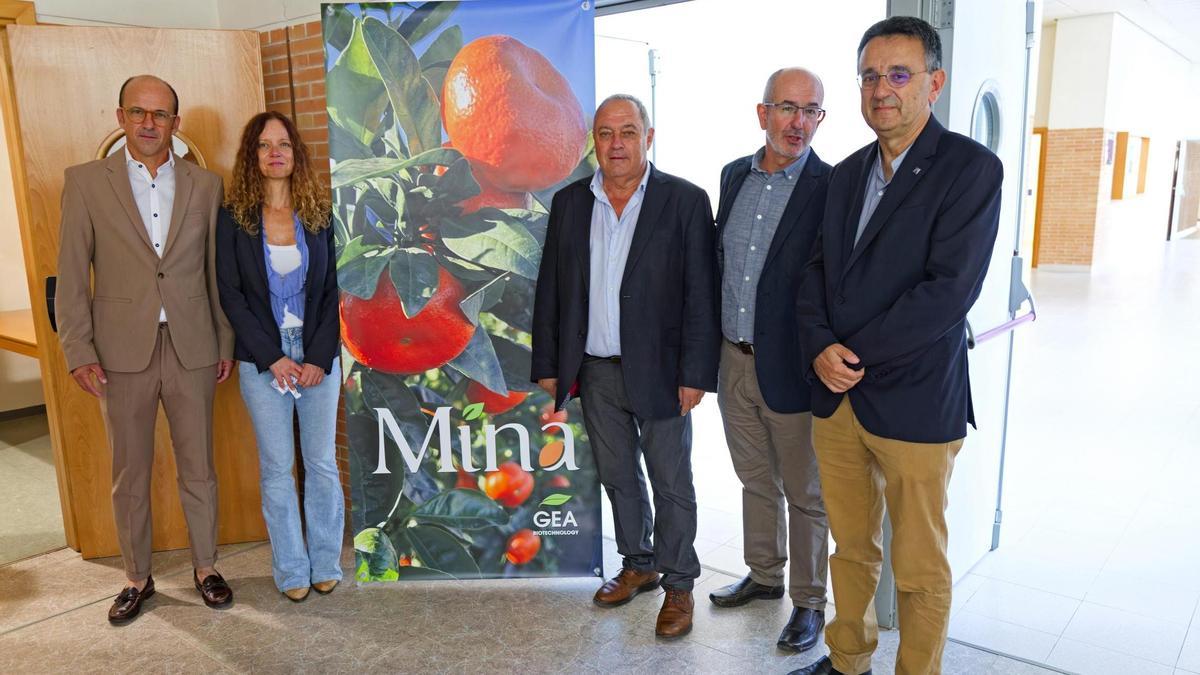 Representantes de la UJI y GEA, en el acto de presentación de la variedad Mina.