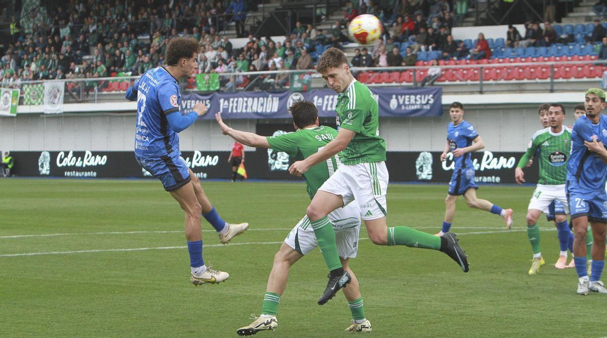 Jelbat cabecea en un momento del partido de ayer. | IÑAKI OSORIO
