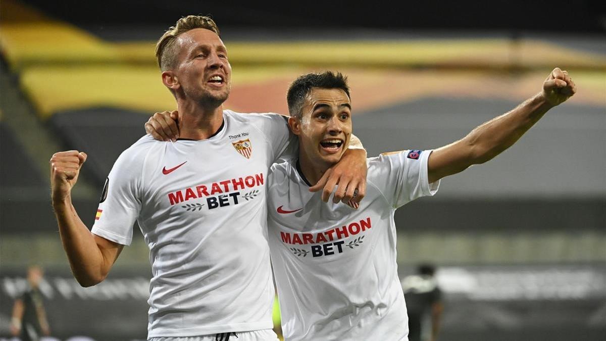 Luuk de Jong y Sergio Reguilón celebran eufóricos el final del encuentro.