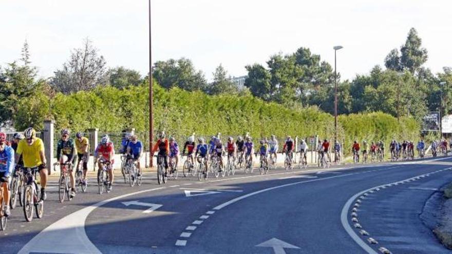 Los ciclistas realizaron la misma ruta del carril bici pero empleando todo el margen de la carretera.  // Marta G.Brea