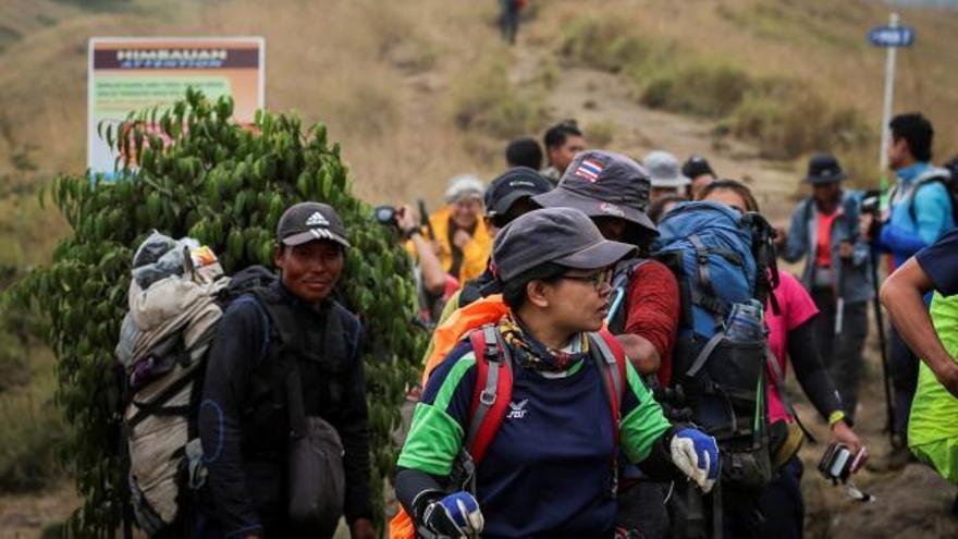 Rescatan a los cinco montañeros españoles atrapados en Indonesia