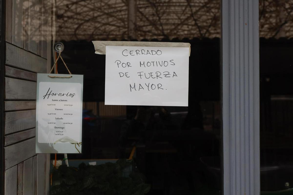 Cartel en uno de los restaurantes que ha sufrido un incendio
