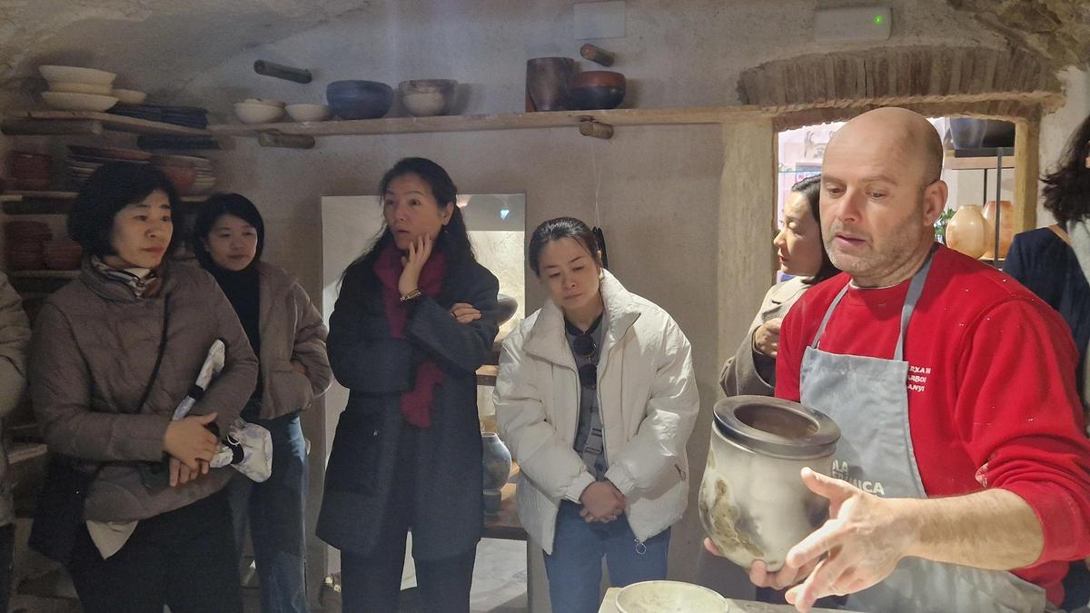 Artesans xinesos visiten un taller de ceràmica de la Bisbal d'Empordà