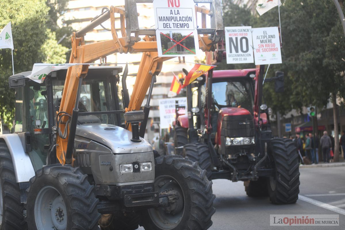 Miles de agricultores y ganaderos toman las calles de Murcia