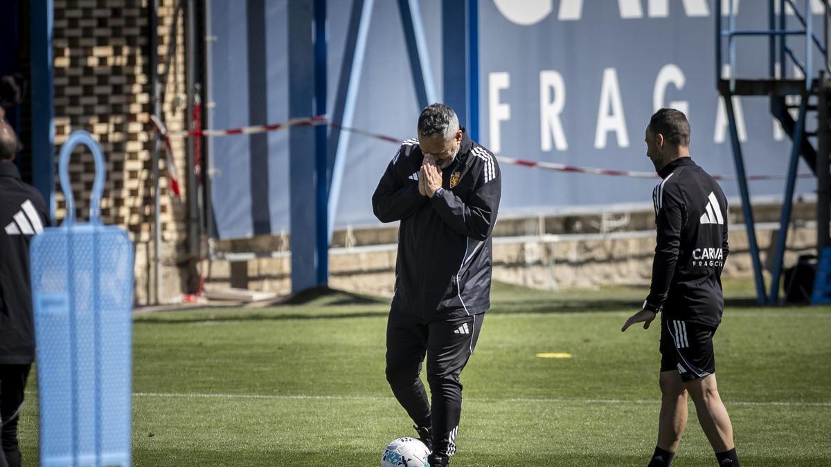 David Navarro, técnico del Real Zaragoza, junta las manos durante el entrenamiento de este sábado del Real Zaragoza.