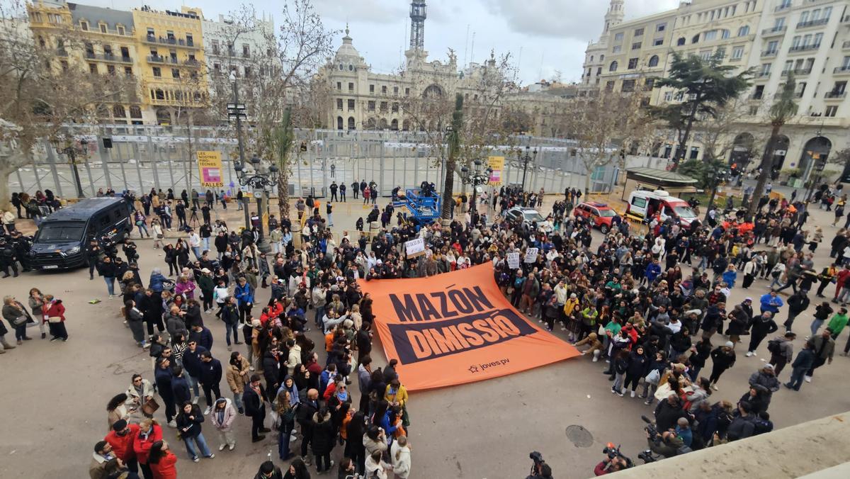 Pancarta de Joves PV - Compromís en la mascletà disparada por Peñarroja