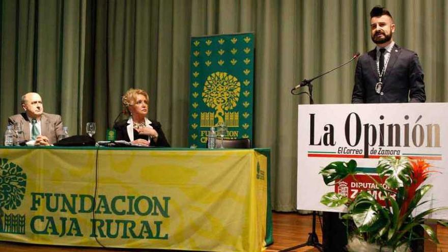 Francisco Iglesias Escudero, a la derecha, durante su pregón.