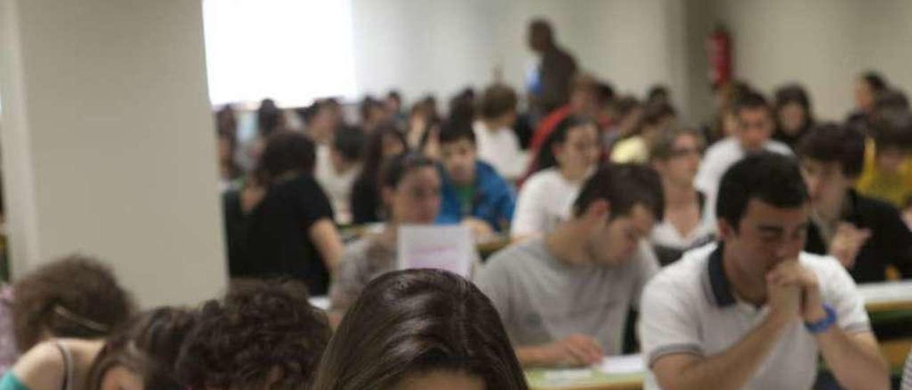 Estudiantes, durante una convocatoria de exámenes en el campus gijonés.