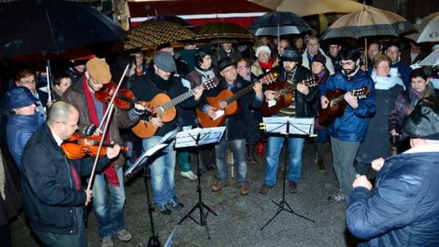 Actuación del coro San José para homenajear a los Pepes y Pepas. // G.N.