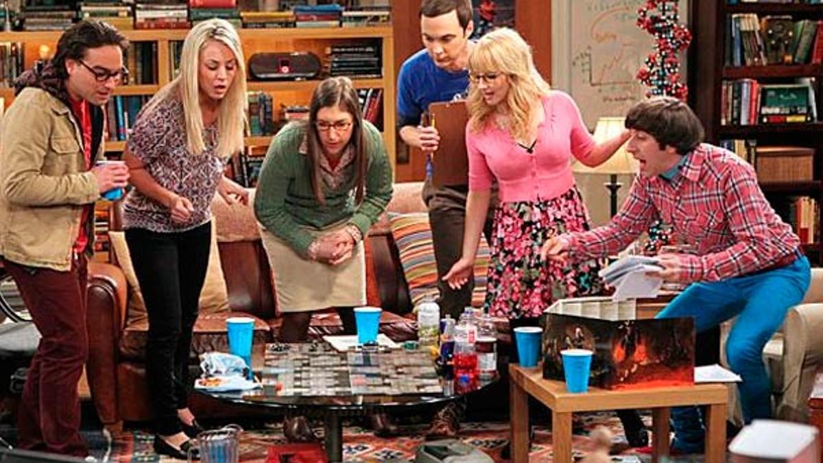 Los personajes de 'The Big Bang Theory' en torno a un juego de mesa