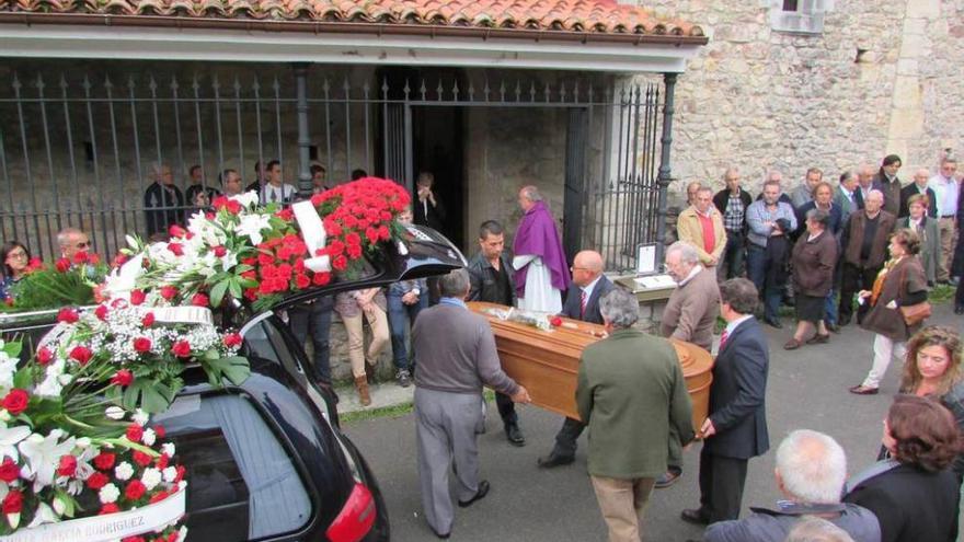 Los restos mortales de Francisco Sánchez Dosal, &quot;Pancho&quot;, a su llegada a la iglesia de Vidiago, ayer.