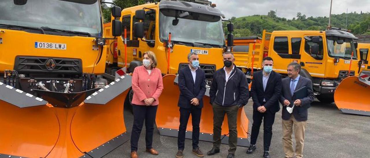 De izquierda a derecha, Delia Losa, Alejandro Calvo, Mino García, Jorge García y César Fernández Nespral, ayer, en el parque central de maquinaria de Morcín. | Vivas