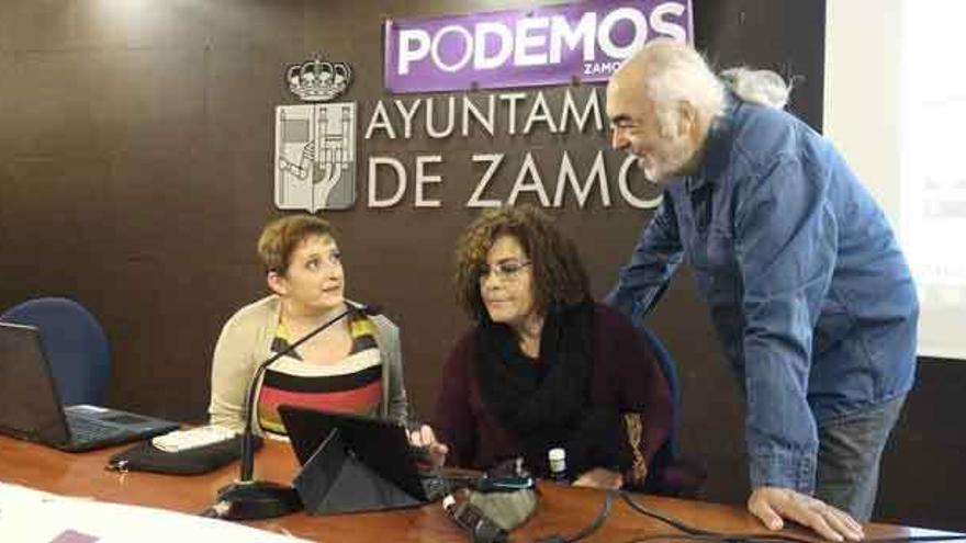 María José Blanco y Dita de la Iglesia (coordinadoras) junto a Fernando Martos.