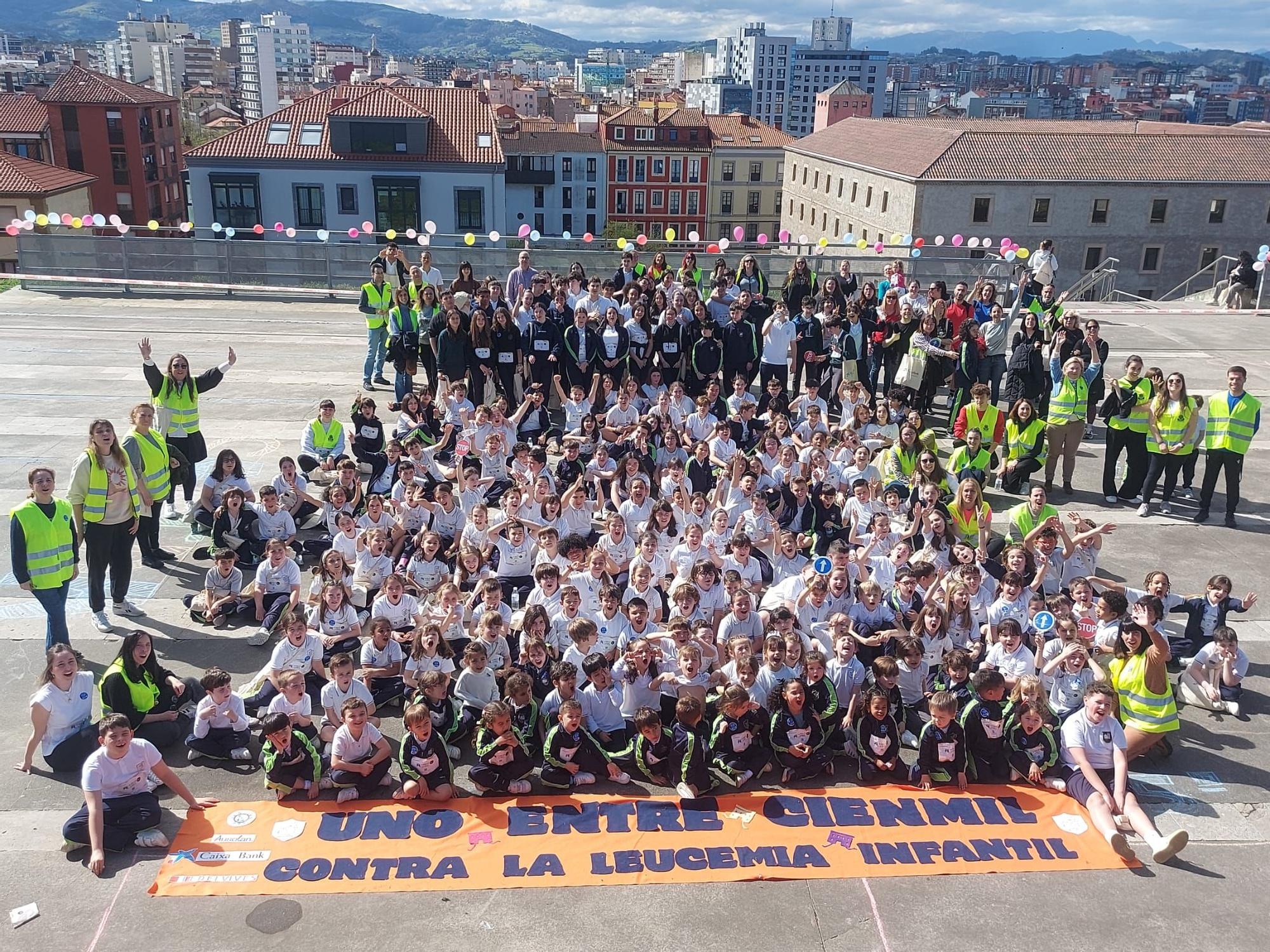 El colegio San Lorenzo visibiliza la leucemia infantil en el Cerro de Santa Catalina (en imágenes)