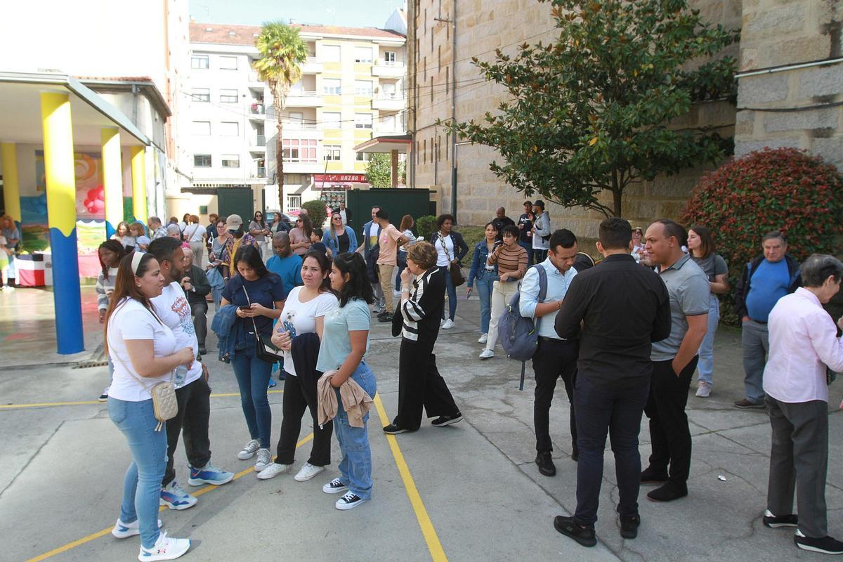 Participantes en la convivencia entre culturas, en la parroquia ourensana de Mariñamansa.