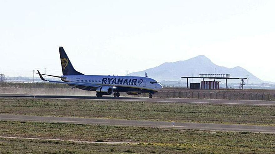 Un avión de Ryanair, en el aeropuerto de Corvera.