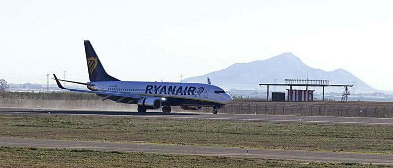 Un avión de Ryanair, en el aeropuerto de Corvera. | F.G.P.