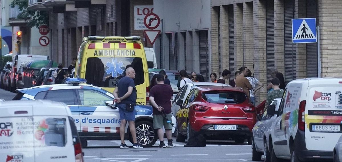 Veïns i vehicles d'emergència a l'exterior del domicili de Carla Gutiérrez el dia que es va descobrir el crim