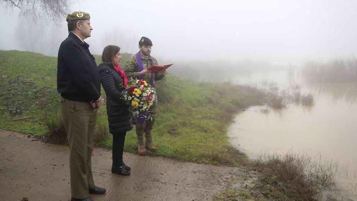 Margarita Robles recuerda a los dos militares fallecidos en una visita a la base de Cerro Muriano en enero de 2024.