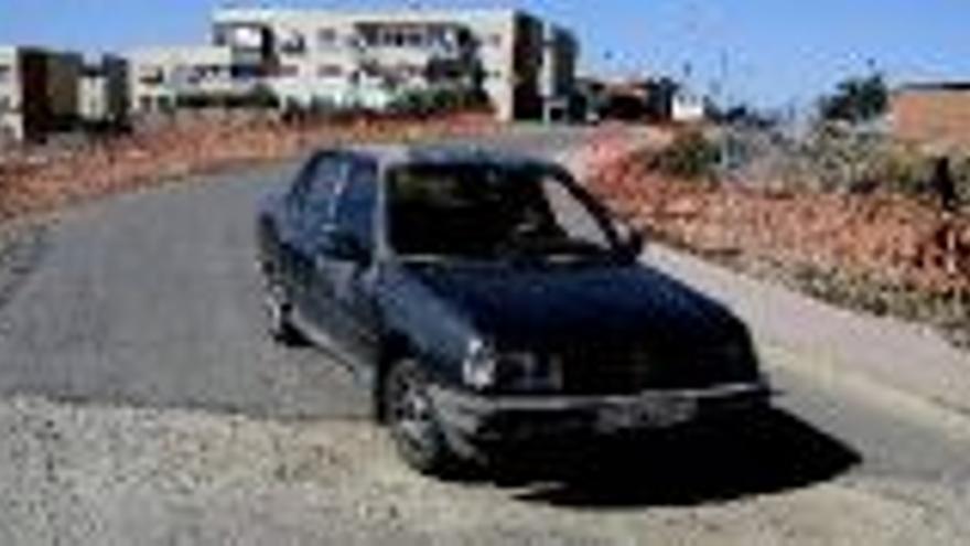 Un bache ralentiza la circulación en el accesoal barrio de La Mejostilla