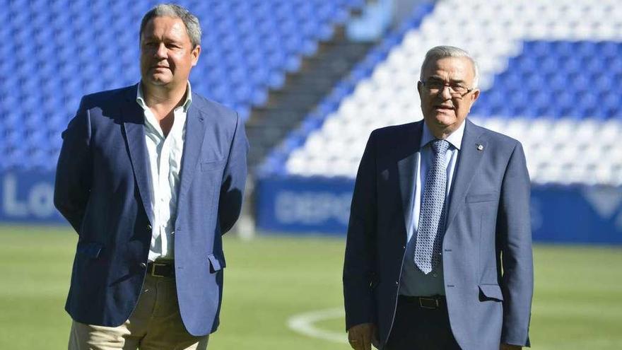 Tino Fernández, a la izquierda, sobre el césped de Riazor durante los prolegómenos del Fabril-Castilla disputado ayer.