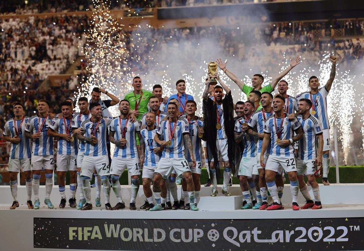 Lusail (Qatar), 18/12/2022.- Lionel Messi (C-R) of Argentina lifts the trophy as his teammates celebrate after winning the FIFA World Cup 2022 Final between Argentina and France at Lusail stadium, Lusail, Qatar, 18 December 2022. Argentina won 4-2 on penalties. (Mundial de Fútbol, Francia, Estados Unidos, Catar) EFE/EPA/Ronald Wittek