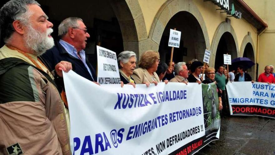 Emigrantes retornados, ayer a las puertas de la estación de Vilagarcía.