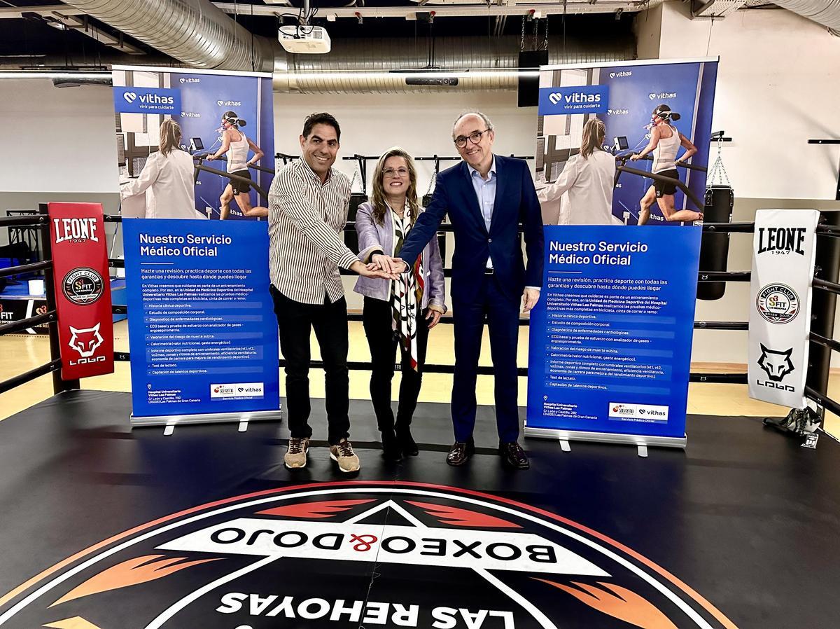 Jose Hernández, CEO del Grupo Solventia; la doctora Paloma Suárez y Gilberto Vega, director gerente de Vithas Canarias, en el gimnasio S3fit Las Rehoyas tras la firma del acuerdo.