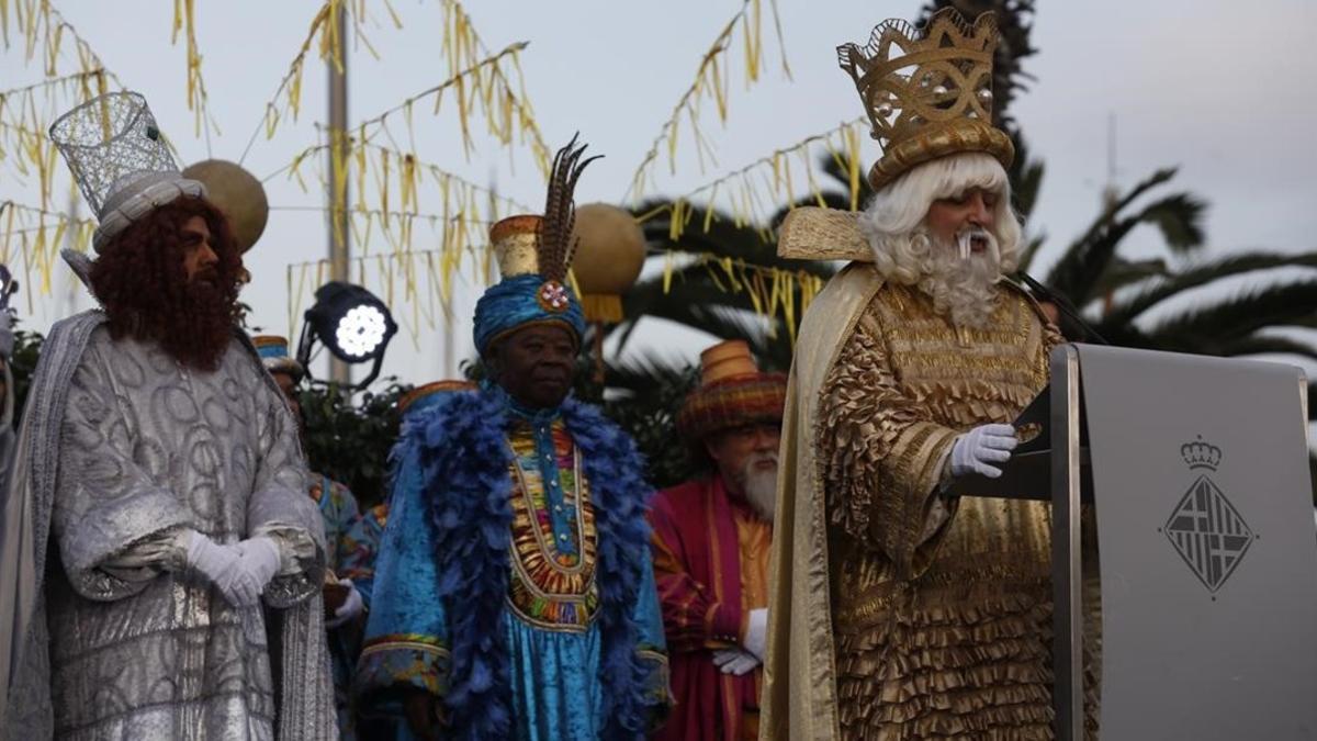 Sus majestades los Reyes de Oriente llegan al puerto de Barcelona.