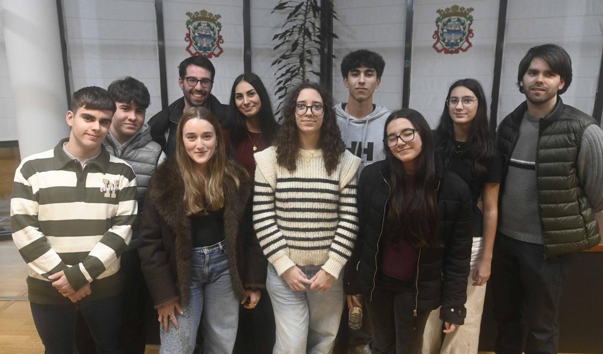 Los dos equipos de alumnos de los IES As Barxas y A Paralaia, con sus profesores de Oratoria. | PABLO HERNÁNDEZ GAMARRA