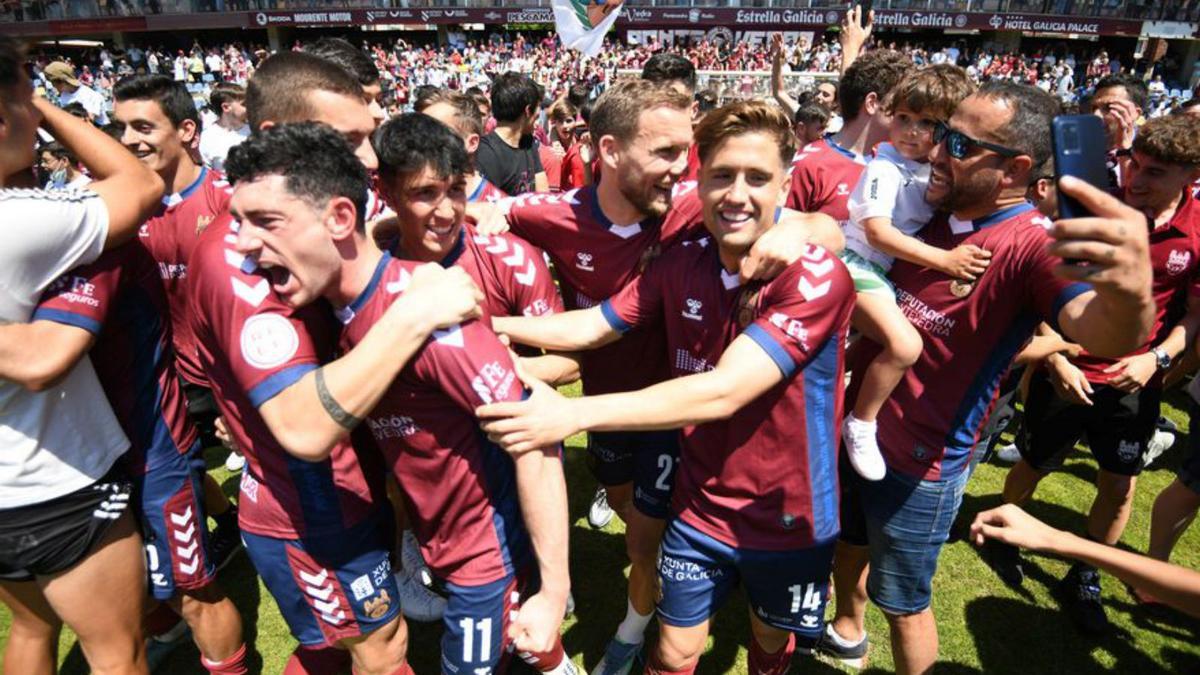 Los jugadores del Pontevedra celebran el ascenso. |  // GUSTAVO SANTOS