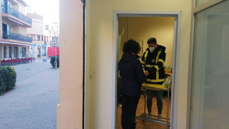 Correus de Sant Pere Pescador fa tres mesos que atén els usuaris al carrer