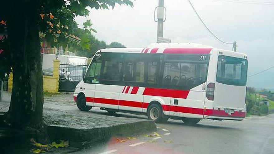 Uno de los microbuses que realizaban las líneas suprimidas, a su paso por la parroquia de Vega.