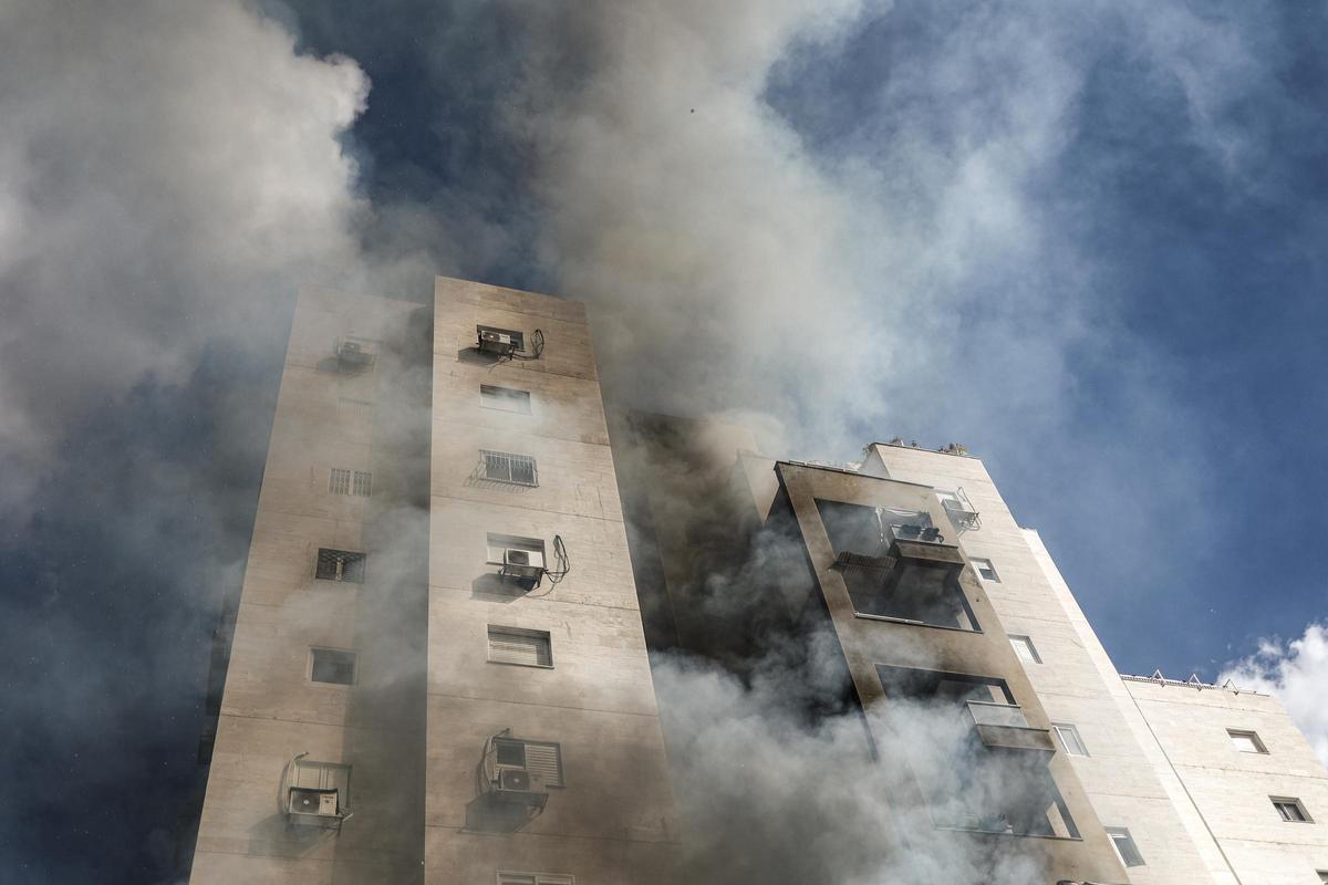 Consecuencias del ataque con misiles desde Gaza en la ciudad israelí de Ashkelon