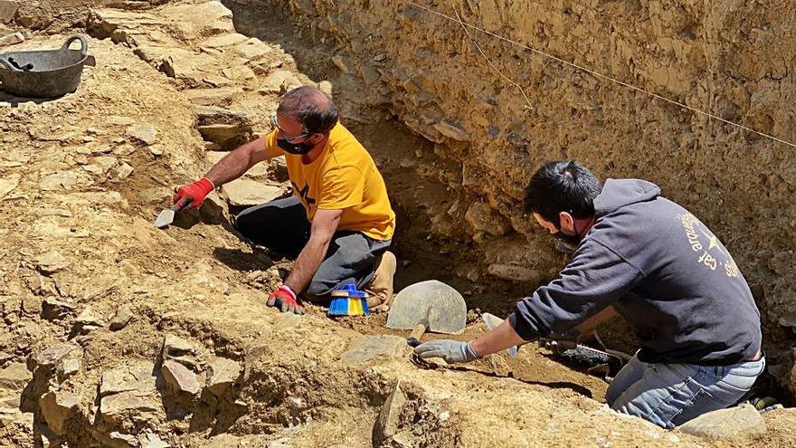 Els arqueòlegs excavant al fòrum romà Iulia Libica. | ALBERT LIJARCIO/ACN