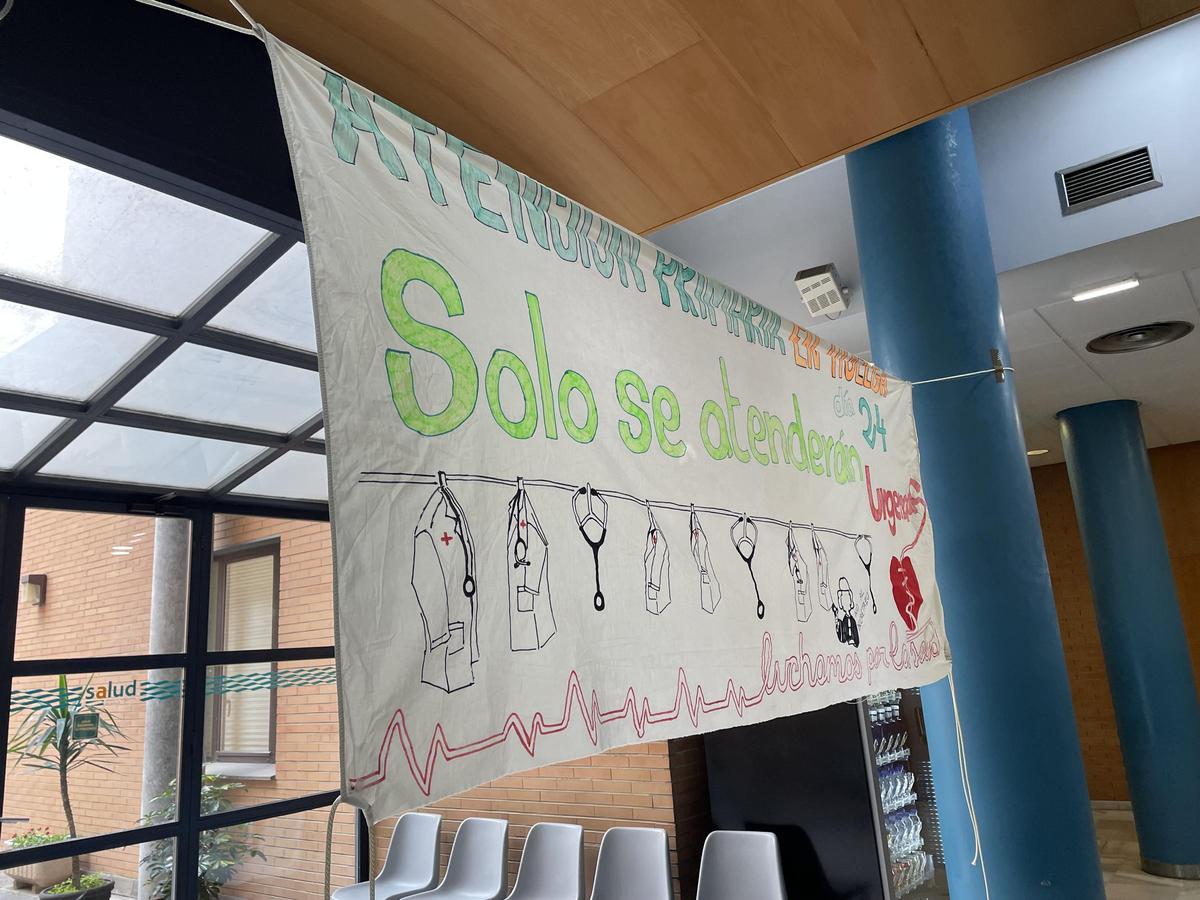 Cartel que anuncia la huelga sanitaria, en el centro de salud de Sagasta.