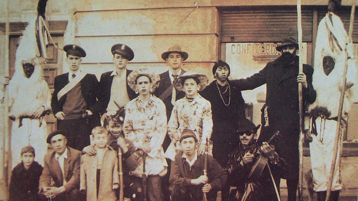 Paulino Valdés, de pie, tercero por la izquierda, en una comedia de 1955.