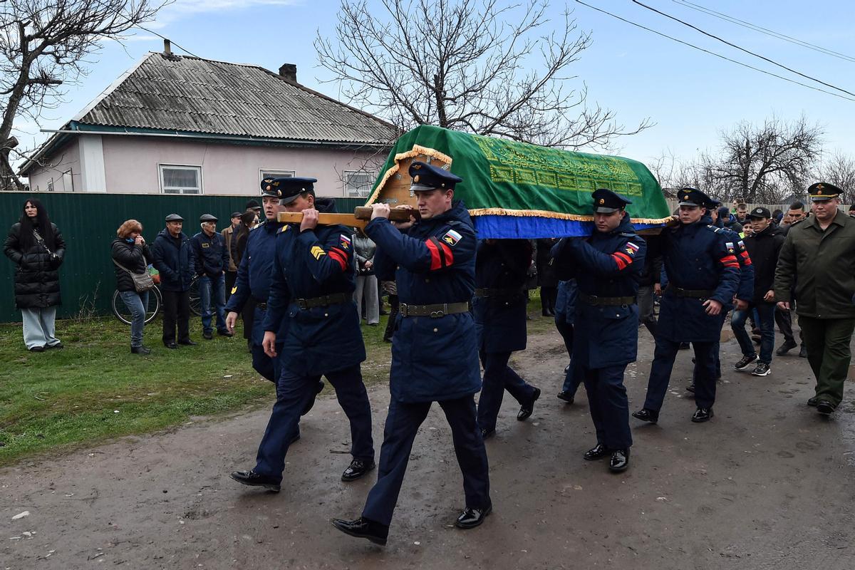 Los guardias de honor asisten al funeral de Rustam Zarifulin, de 26 años, quien murió a causa de las heridas el 14 de marzo durante la acción militar rusa saliente en Ucrania en la ciudad de Kara-Balta, a unos 60 kilómetros de Bishkek.