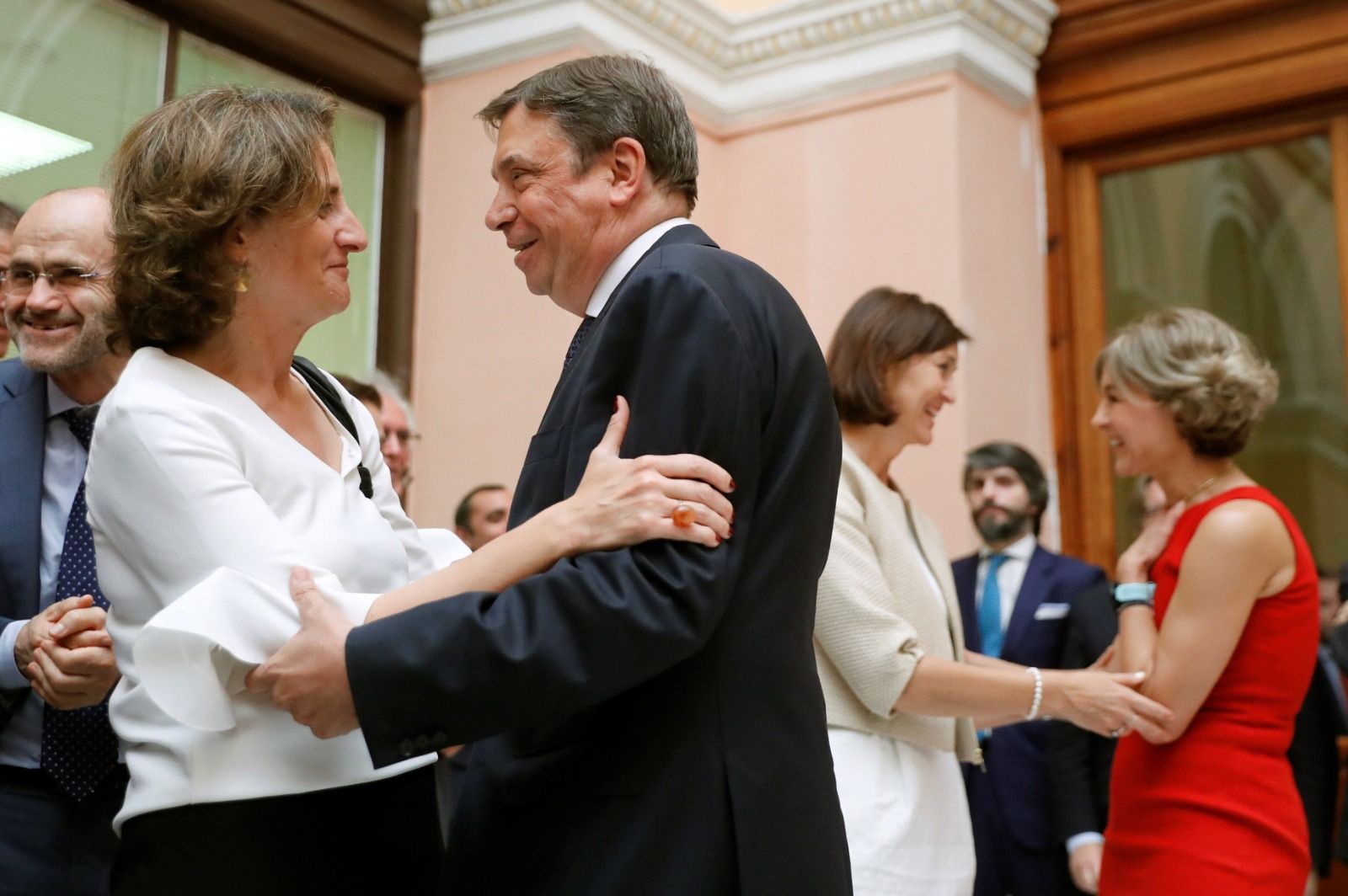 La vicepresidenta Teresa Ribera abraza al ministro de Agricultura, Luis Planas