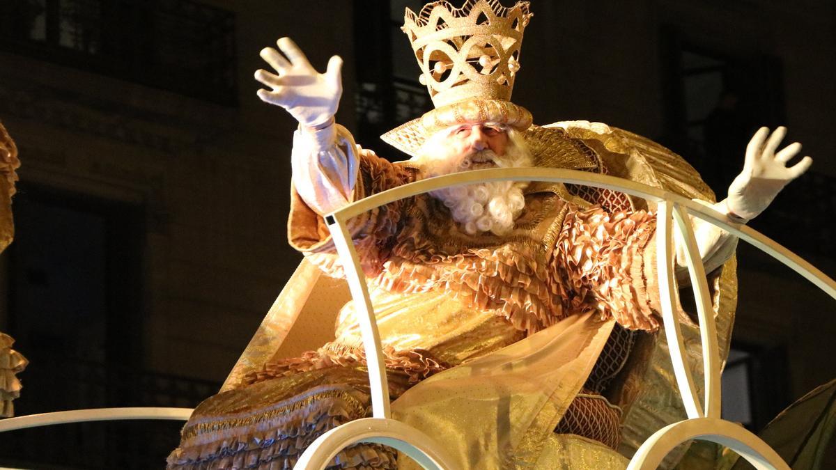 El rei Melcior saludant a nens i nenes durant la cavalcada dels Reis d&#039;Orient de Barcelona, el 5 de gener de 2018