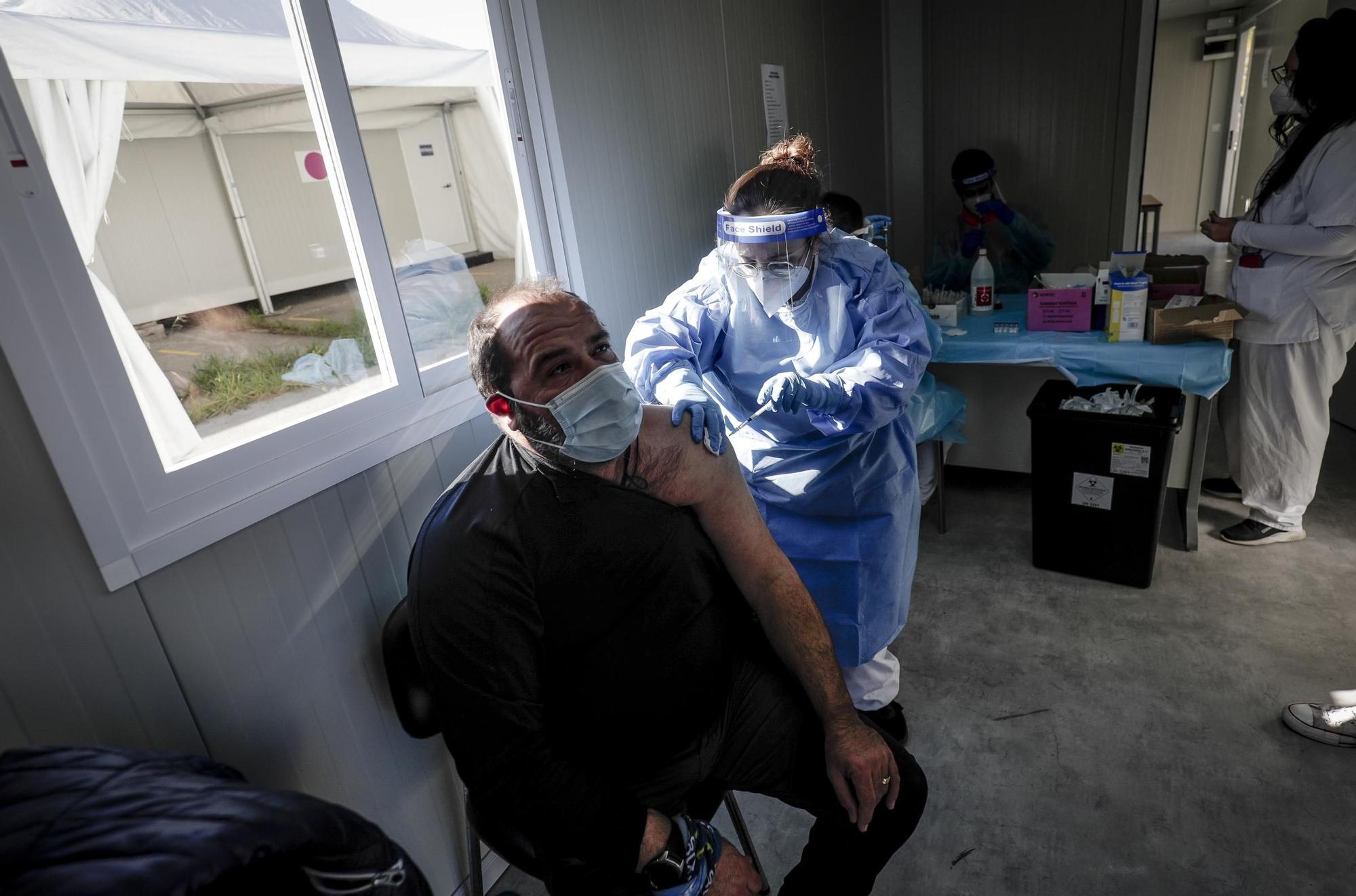 Arranca la vacunación de sanitarios que trabajan en 'primera línea covid'